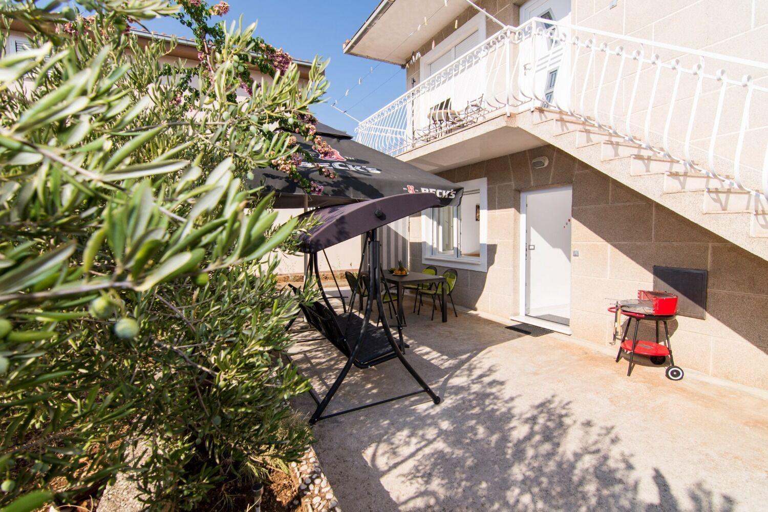 Apartments Ivica - garden terrace Slatine Buitenkant foto