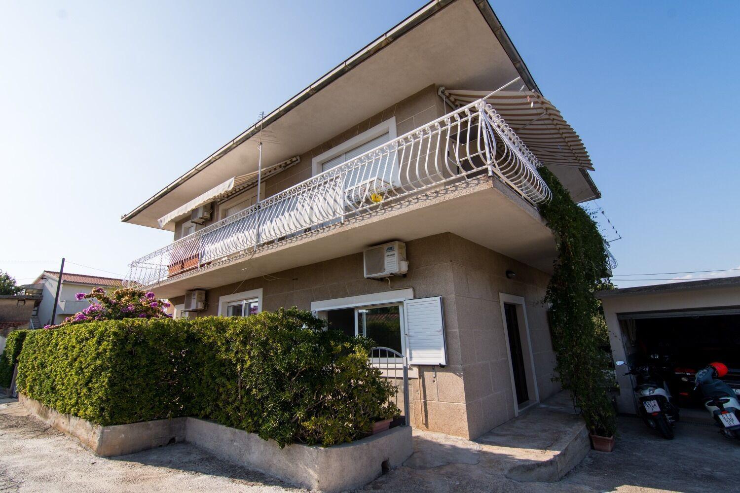 Apartments Ivica - garden terrace Slatine Buitenkant foto